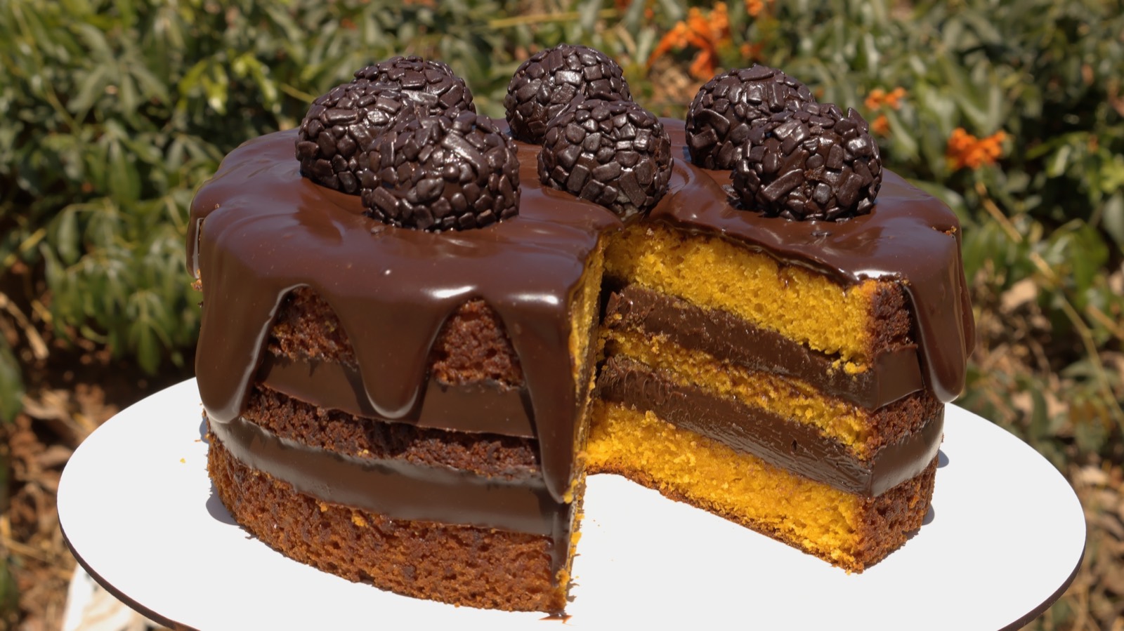 Bolo de cenoura com brigadeiro cremoso